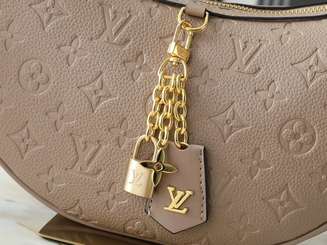 💰220💰Upgraded from the original M12939. This Looping handbag draws inspiration from the Loop handbag of the 2022 Cruise early spring series, using Monogram canvas to interpret the fashion of the 1990s. Dazzling metal hardware and detachable charms enrich the details, while the fabric shoulder strap allows for cross-body wear for day or night situations, and the smooth Toron handle allows it to be worn over the shoulder or by hand. Dimensions: 28.0 x 15.0 x 7.0 cm (length x height x width)