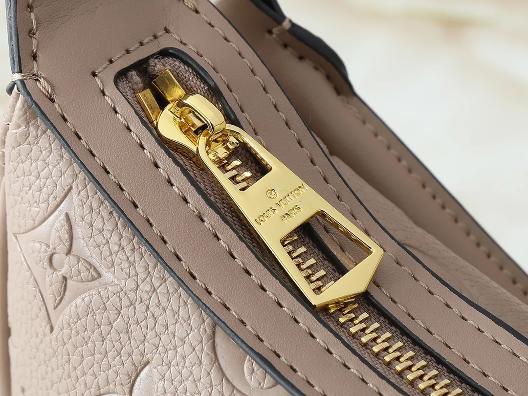 💰220💰Upgraded from the original M12939. This Looping handbag draws inspiration from the Loop handbag of the 2022 Cruise early spring series, using Monogram canvas to interpret the fashion of the 1990s. Dazzling metal hardware and detachable charms enrich the details, while the fabric shoulder strap allows for cross-body wear for day or night situations, and the smooth Toron handle allows it to be worn over the shoulder or by hand. Dimensions: 28.0 x 15.0 x 7.0 cm (length x height x width)