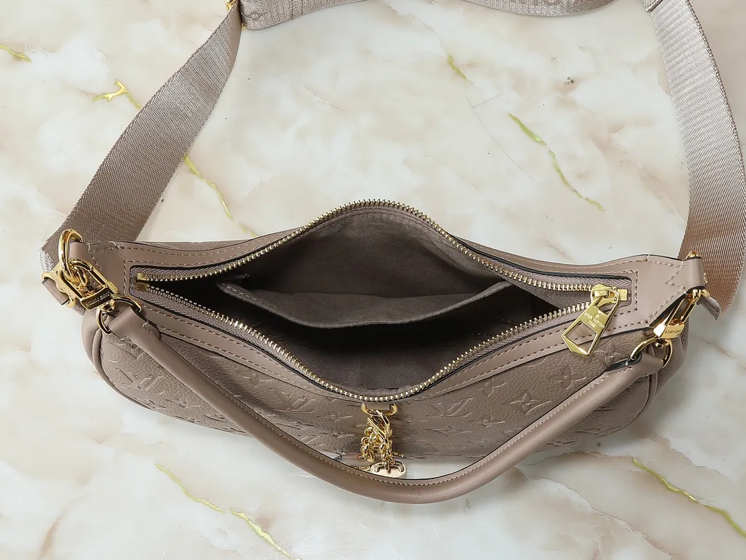 💰220💰Upgraded from the original M12939. This Looping handbag draws inspiration from the Loop handbag of the 2022 Cruise early spring series, using Monogram canvas to interpret the fashion of the 1990s. Dazzling metal hardware and detachable charms enrich the details, while the fabric shoulder strap allows for cross-body wear for day or night situations, and the smooth Toron handle allows it to be worn over the shoulder or by hand. Dimensions: 28.0 x 15.0 x 7.0 cm (length x height x width)