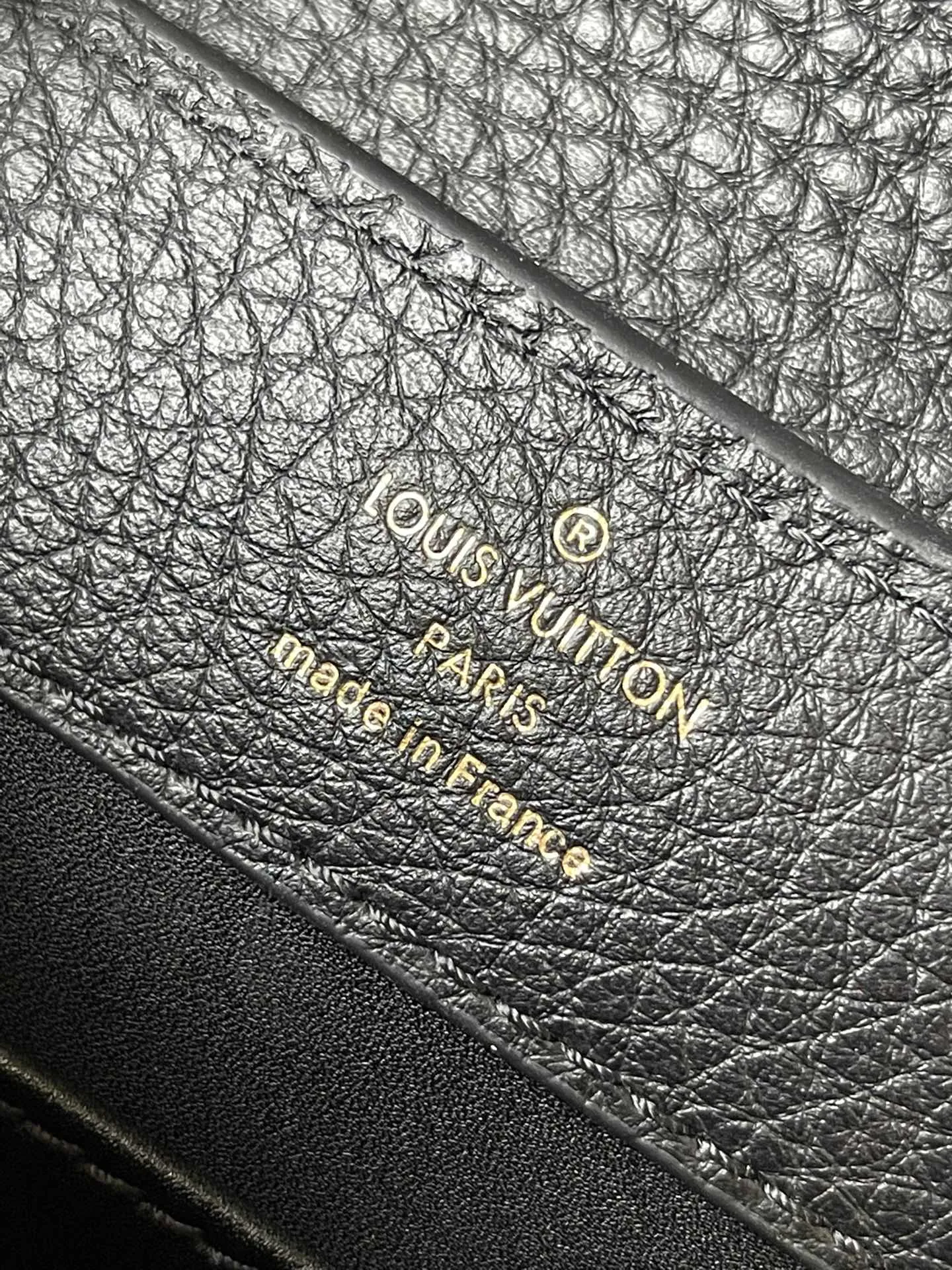 💰2160 (Special Grade Original Leather) N91697 Black Crocodile Pattern Gold Buckle This Capucines mini handbag is made of crocodile pattern leather and has a luxurious texture. Lined with premium sheepskin leather and equipped with dazzling hardware. The chic Capucines flap can be stored inside the bag to showcase the brand's logo, or flipped out to reveal the Monogram floral pattern. Its compact size makes this extraordinary bag perfect for evening events. Detailed features 21x14x8 cm (length x height x width)