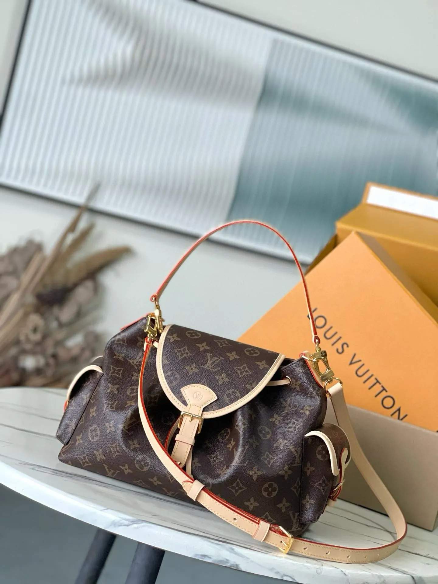💰940 Top original order M26040 This Odyssee medium handbag reinterprets Louis Vuitton's classic design from a modern perspective, with a casual style that fits an active lifestyle. Its design is inspired by the brand's Excursion backpack, which is made of Monogram canvas and decorated with decorative buckles and practical drawstring designs to ensure that your belongings are securely stored. It has just the right capacity to easily store daily necessities and has multiple pockets. Its name comes from Ulysses' journey home in the ancient Greek epic "The Odyssey", echoing the narrative theme of the 2025 autumn and winter show. Dimensions: 36 × 24 × 18 cm