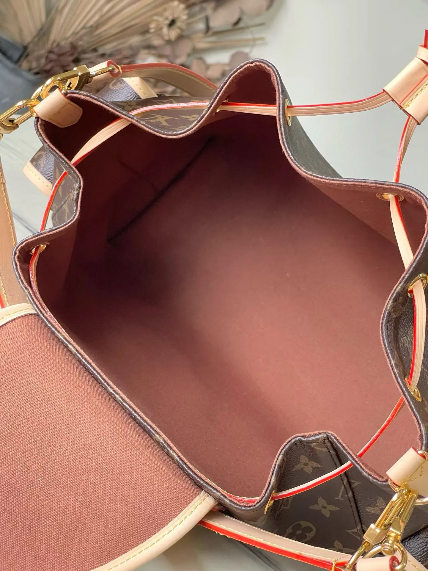 💰940 Top original order M26040 This Odyssee medium handbag reinterprets Louis Vuitton's classic design from a modern perspective, with a casual style that fits an active lifestyle. Its design is inspired by the brand's Excursion backpack, which is made of Monogram canvas and decorated with decorative buckles and practical drawstring designs to ensure that your belongings are securely stored. It has just the right capacity to easily store daily necessities and has multiple pockets. Its name comes from Ulysses' journey home in the ancient Greek epic "The Odyssey", echoing the narrative theme of the 2025 autumn and winter show. Dimensions: 36 × 24 × 18 cm