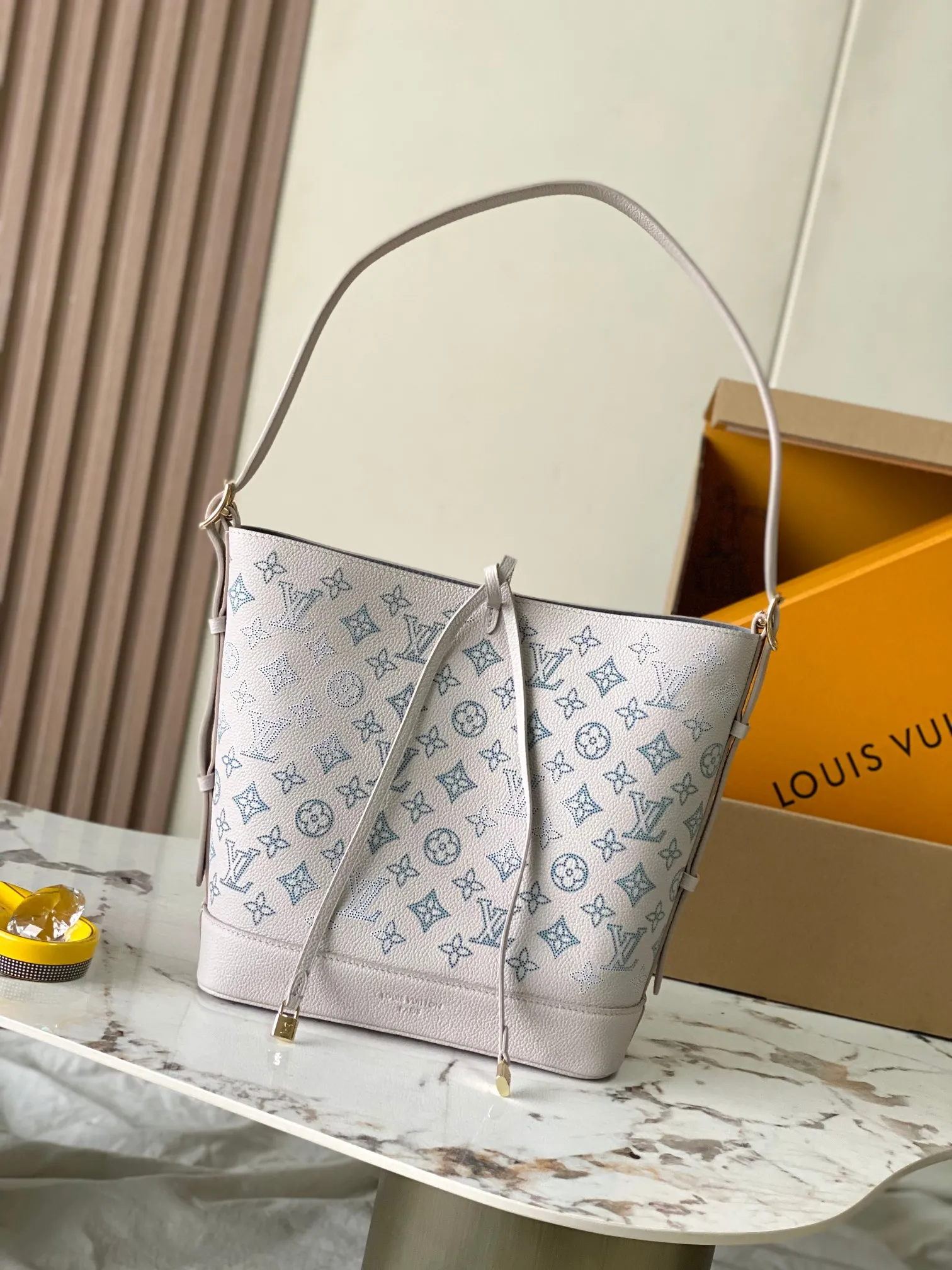 p2700 [Special grade MB chip version original leather] [FLORE handbag] Hollow (gradient) Model: M12496 dynamic chip version Material: A-grade all-steel hardware, imported original fabric Packaging: Full set of original duty-free MB packaging Size: 27*10*28CM