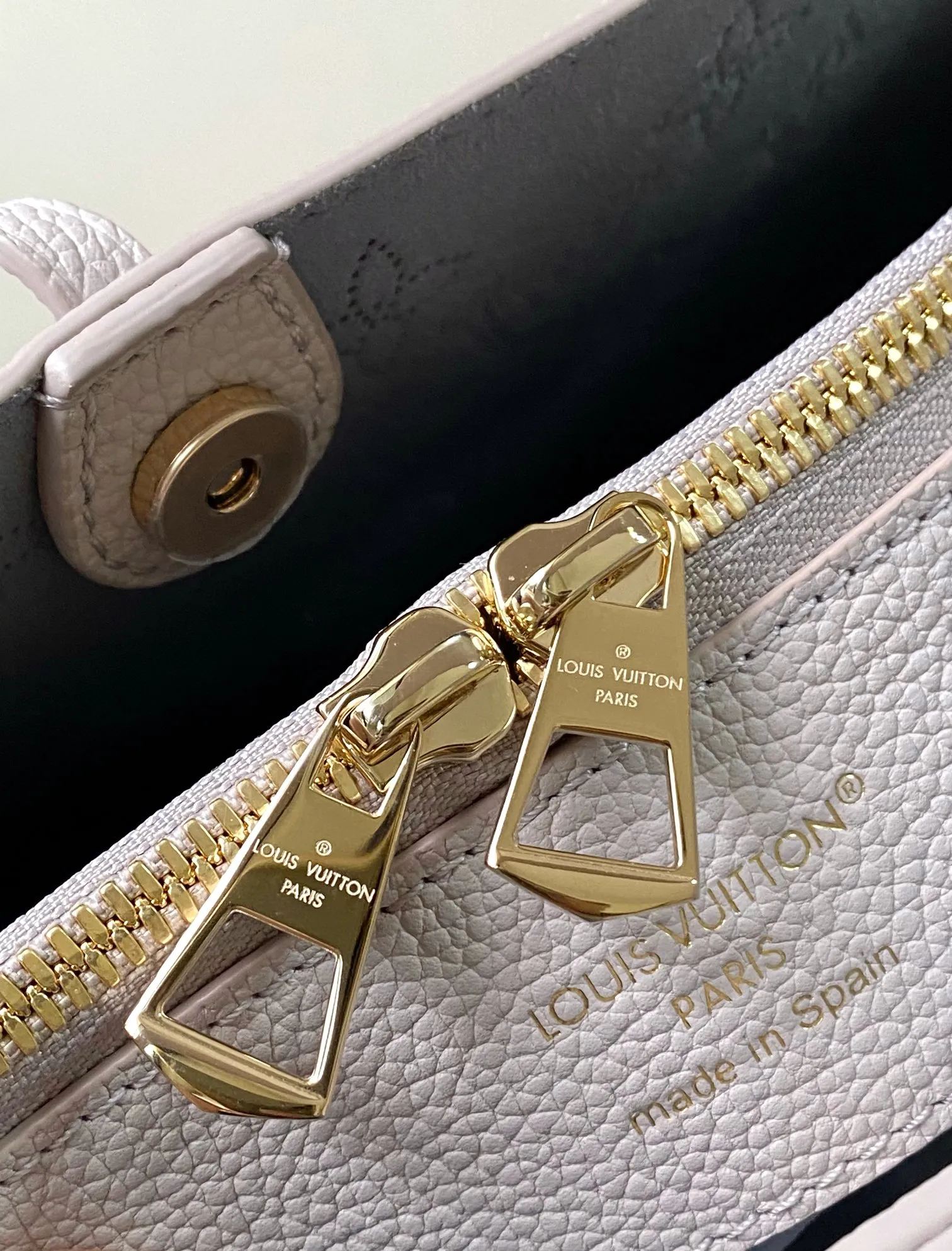 p2700 [Special grade MB chip version original leather] [FLORE handbag] Hollow (gradient) Model: M12496 dynamic chip version Material: A-grade all-steel hardware, imported original fabric Packaging: Full set of original duty-free MB packaging Size: 27*10*28CM