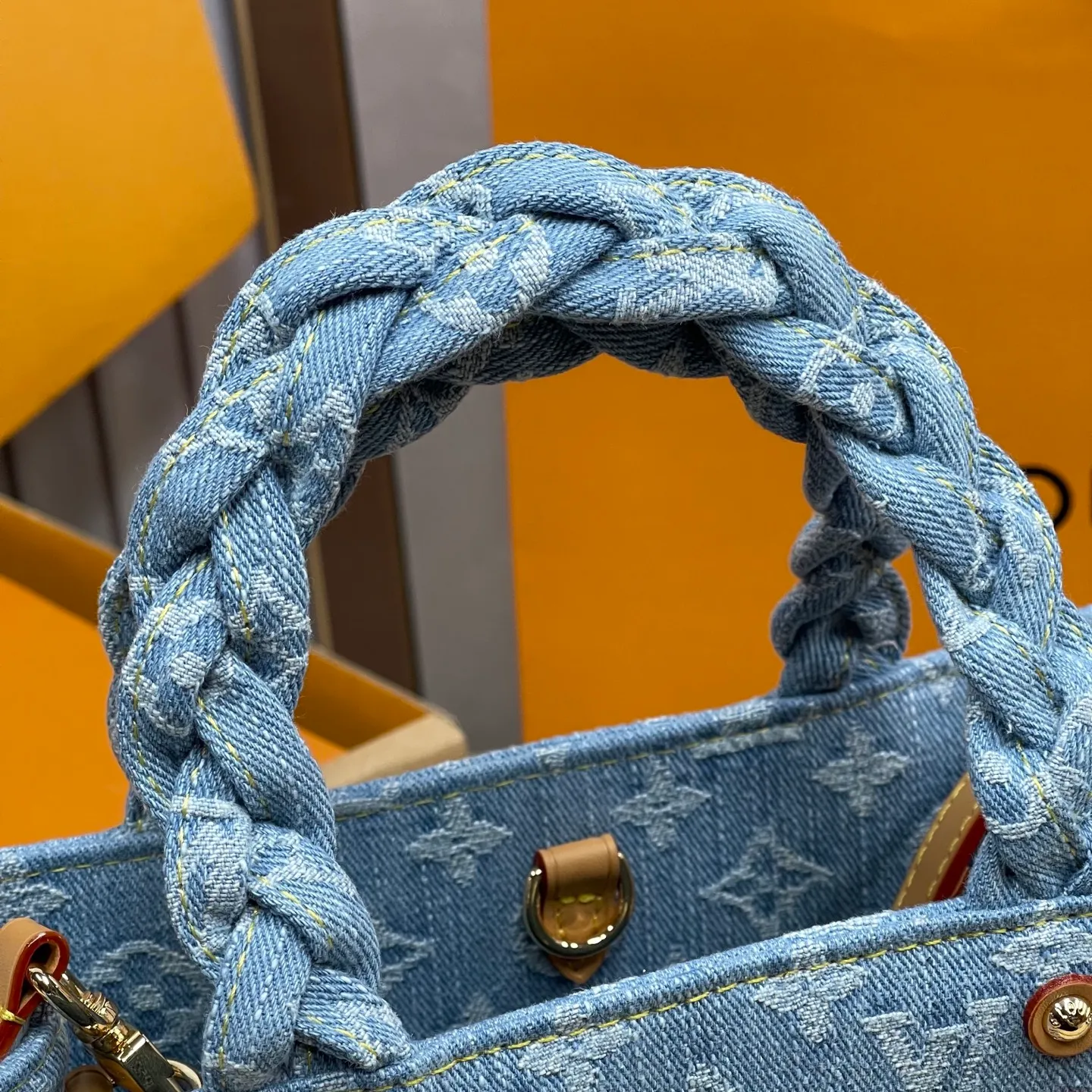 [Upgraded version] P 520💰🌺Upgraded version. High-quality semi-steel hardware with a full set of packaging model M24897🔥New denim denim series. Jungle denim denim bag onthego woven handheld tote bag retro crossbody single shoulder underarm bag Size: 28*23*10.5