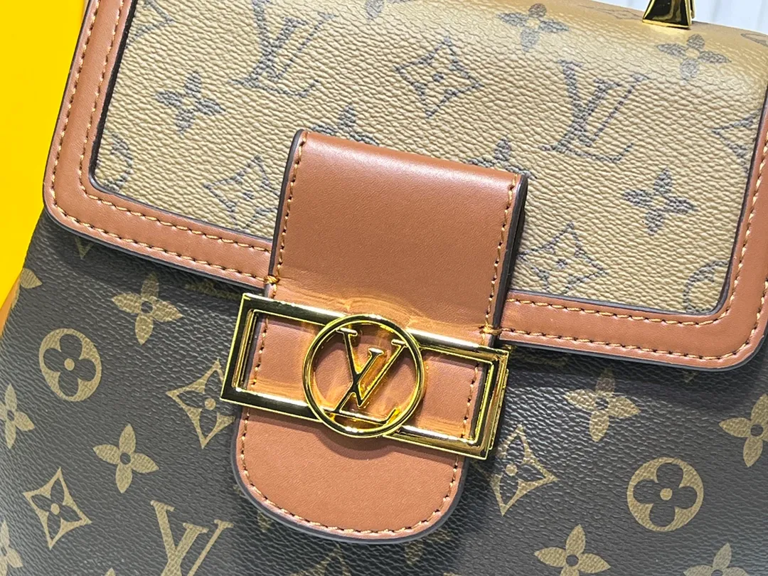 Batch 320💰Daphne Backpack M43599/44391/43560🌱Made of soft leather material and iconic LV twist lock design, this Lockme backpack further enriches the diverse Lockme series with a brand-new shape. Light, feminine and lively, it is the perfect companion for smart women in daily life: it can be worn as a handbag on one shoulder or carried on both shoulders to enhance functionality. 22 x 28 x 13 cm (L x H x W) - Soft calfskin outer - Soft calfskin trim - Microfiber lining - Silver-tone hardware - Leather handles - Adjustable shoulder strap - Leather cord - Internal pocket - LV twist lock closure
