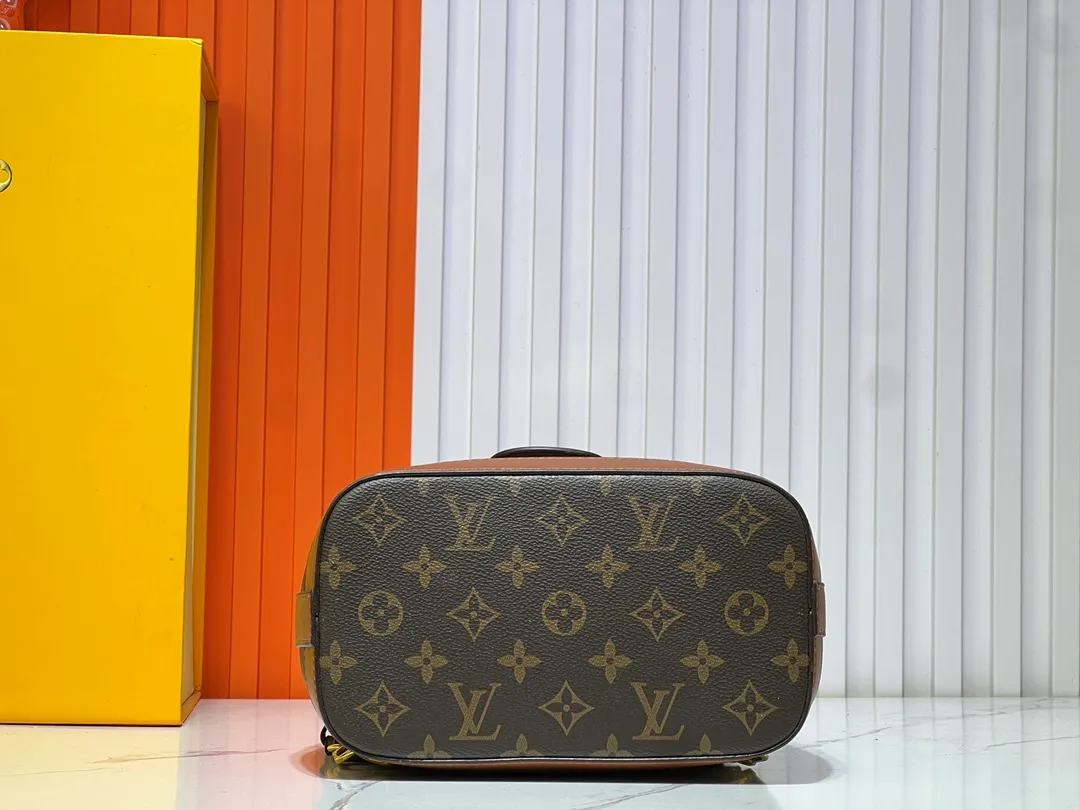Batch 320💰Daphne Backpack M43599/44391/43560🌱Made of soft leather material and iconic LV twist lock design, this Lockme backpack further enriches the diverse Lockme series with a brand-new shape. Light, feminine and lively, it is the perfect companion for smart women in daily life: it can be worn as a handbag on one shoulder or carried on both shoulders to enhance functionality. 22 x 28 x 13 cm (L x H x W) - Soft calfskin outer - Soft calfskin trim - Microfiber lining - Silver-tone hardware - Leather handles - Adjustable shoulder strap - Leather cord - Internal pocket - LV twist lock closure