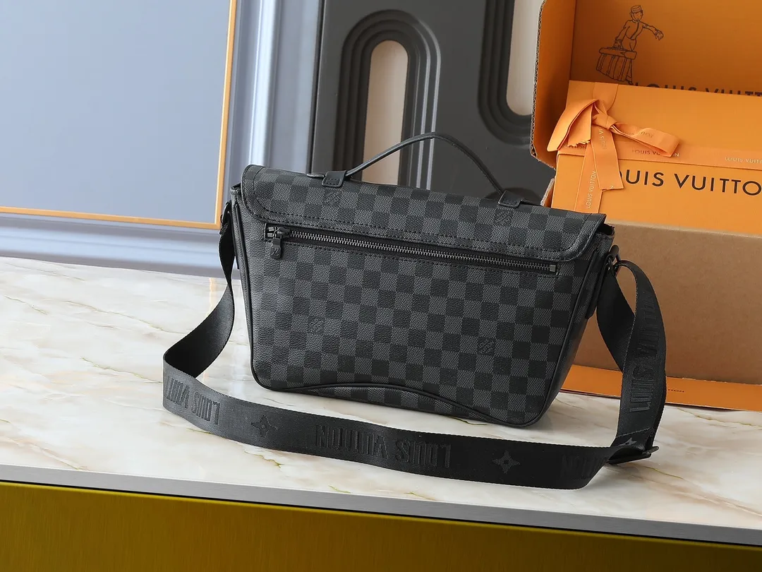 💰280💰Upgraded original M46685 men's messenger bag series Montsouris messenger bag This spacious Montsouris messenger bag is made of soft calfskin, embellished with the brand's Epi embossed pattern, and has a modern style. The bag is equipped with multiple pockets and compartments for easy access to essentials, and features a signature textile shoulder strap and a buckle sourced from the archives, reflecting the distinctive Louis Vuitton style. The design is lightweight and soft, making it perfect for cross-body carry. Dimensions: 34 x 19 x 11 cm