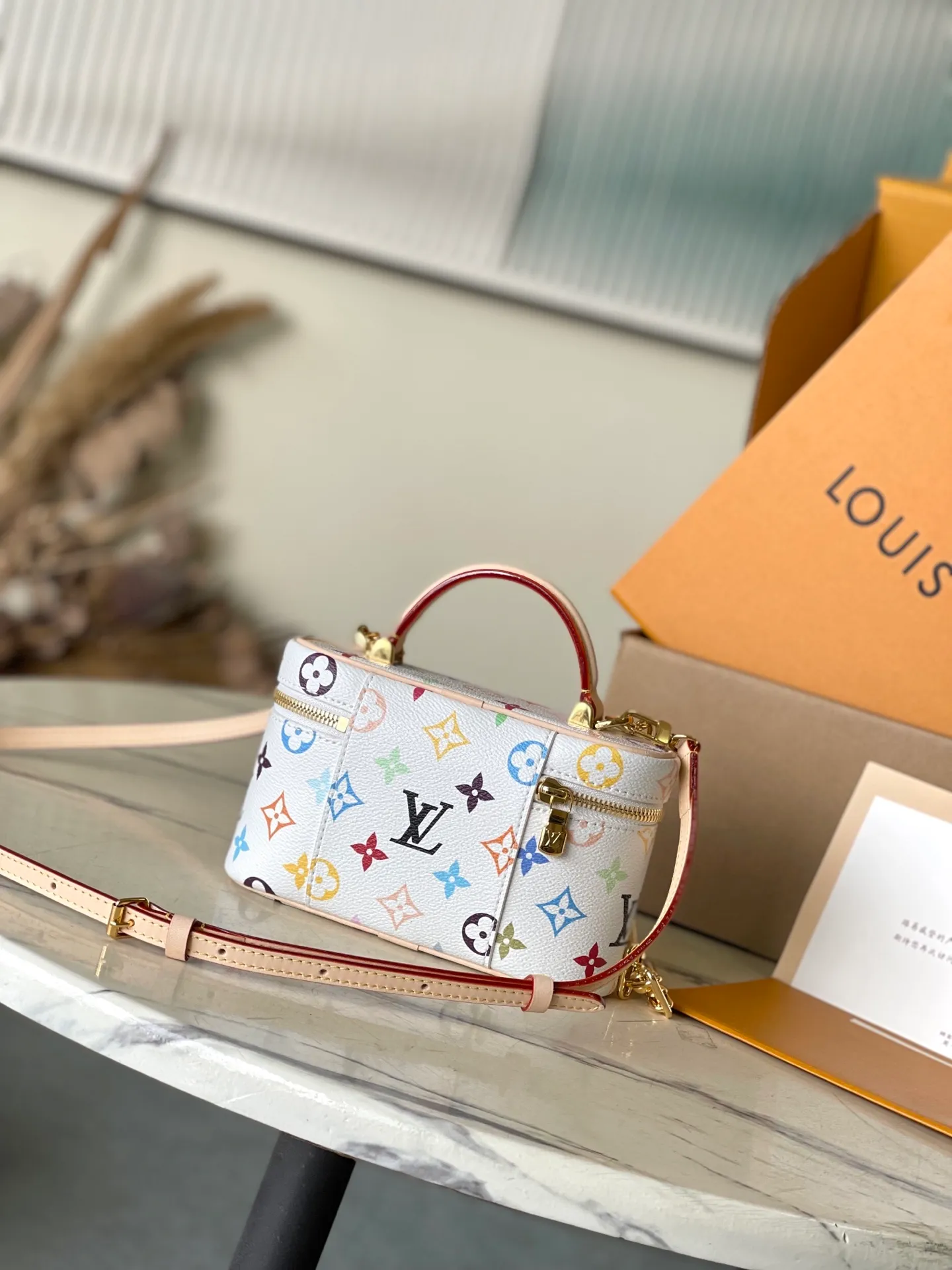 💰1100 Top original order M13662 This Vanity Pouch handbag is from the Louis Vuitton x Murakami reissue series, reinterpreting the brand's classic Monogram pattern with the artist's bright colors. The coated canvas is trimmed with cow leather, and the zipper closure, detachable chain and LV-engraved padlock add a metallic sheen. Dimensions: 19 × 11.5 × 6.5 cm