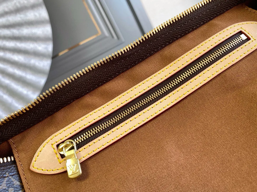 💰800 Top original M41112 SPEEDY 30 handbag (with shoulder strap) Every feature of this Speedy handbag is classic: leather handle, Monogram canvas. No wonder it has become a particularly popular bag in the world. Originally designed for travelers in 1930 (its name pays homage to the high-speed traffic of the time) with a cross-body strap, the Speedy 30 has become the ideal urban bag today - soft, lightweight and classic. Features 30 x 21 x 17 cm (Length Shoulder strap: removable, adjustable Half-length strap: 48.0 cm Half-length strap adjustable to: 55.0 cm Handle: double handle