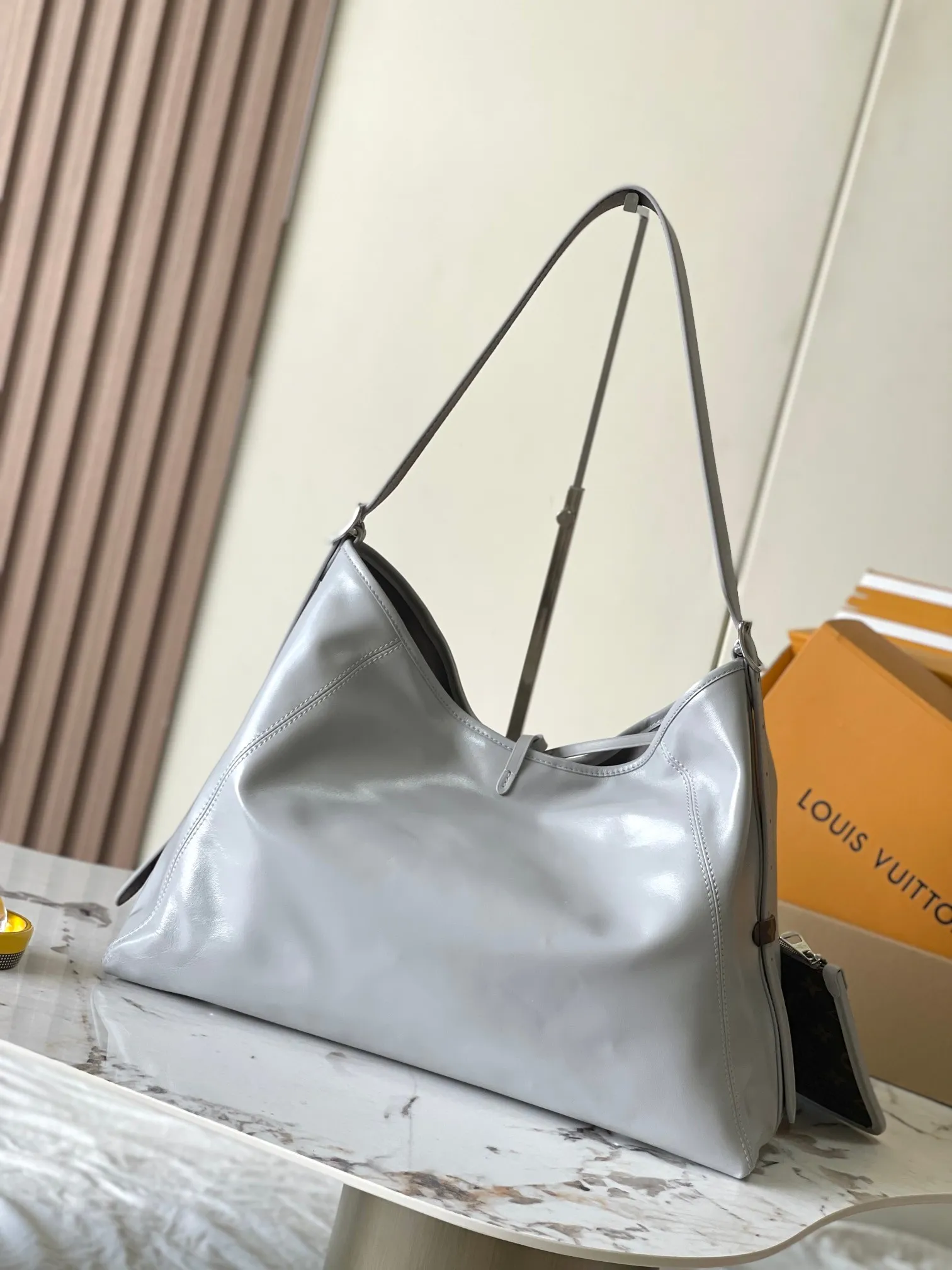 p2400 [Special grade transcoding chip MB original leather] CARRYALL DARK medium handbag Model: M12583 gray dynamic chip Material: A+ grade all-steel hardware, imported original sheepskin Packing: full set of special duty-free MB packaging Size: 39x30x15cm
