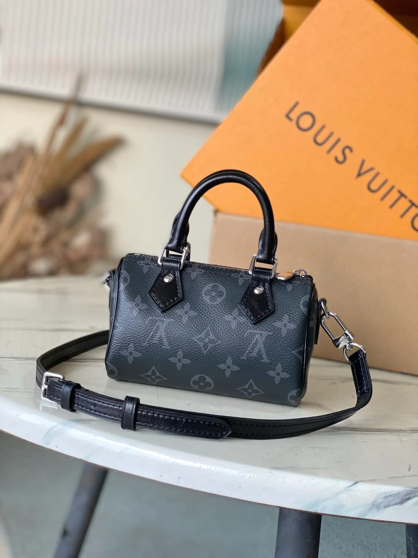 💰740 Top original order M26573 This Nano Speedy handbag is made of canvas and has a beautiful shape. It uses the Monogram Eclipse pattern to convey elegant style and easily brighten the day and night look. Yingze metal parts exude a sophisticated atmosphere, with plenty of space to accommodate daily needs such as a short wallet, and the detachable shoulder strap allows for multiple carrying methods. Dimensions: 16 × 10 × 7.5 cm