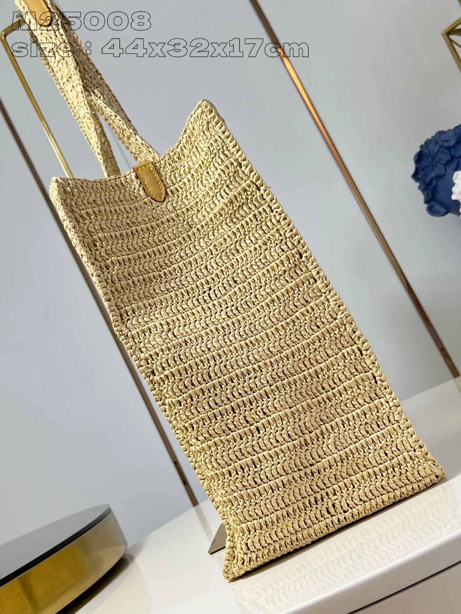 💰1640 Top-quality original item [Exclusive real shot M25008] This Shopper handbag is made of raffia woven into Damier plaid and requires dozens of hours to complete. A leather base and removable interior pocket complete the functional details, while the raffia Louis Vuitton signature adds a branding touch. 44 x 32 x 17 cm (length x height x width)