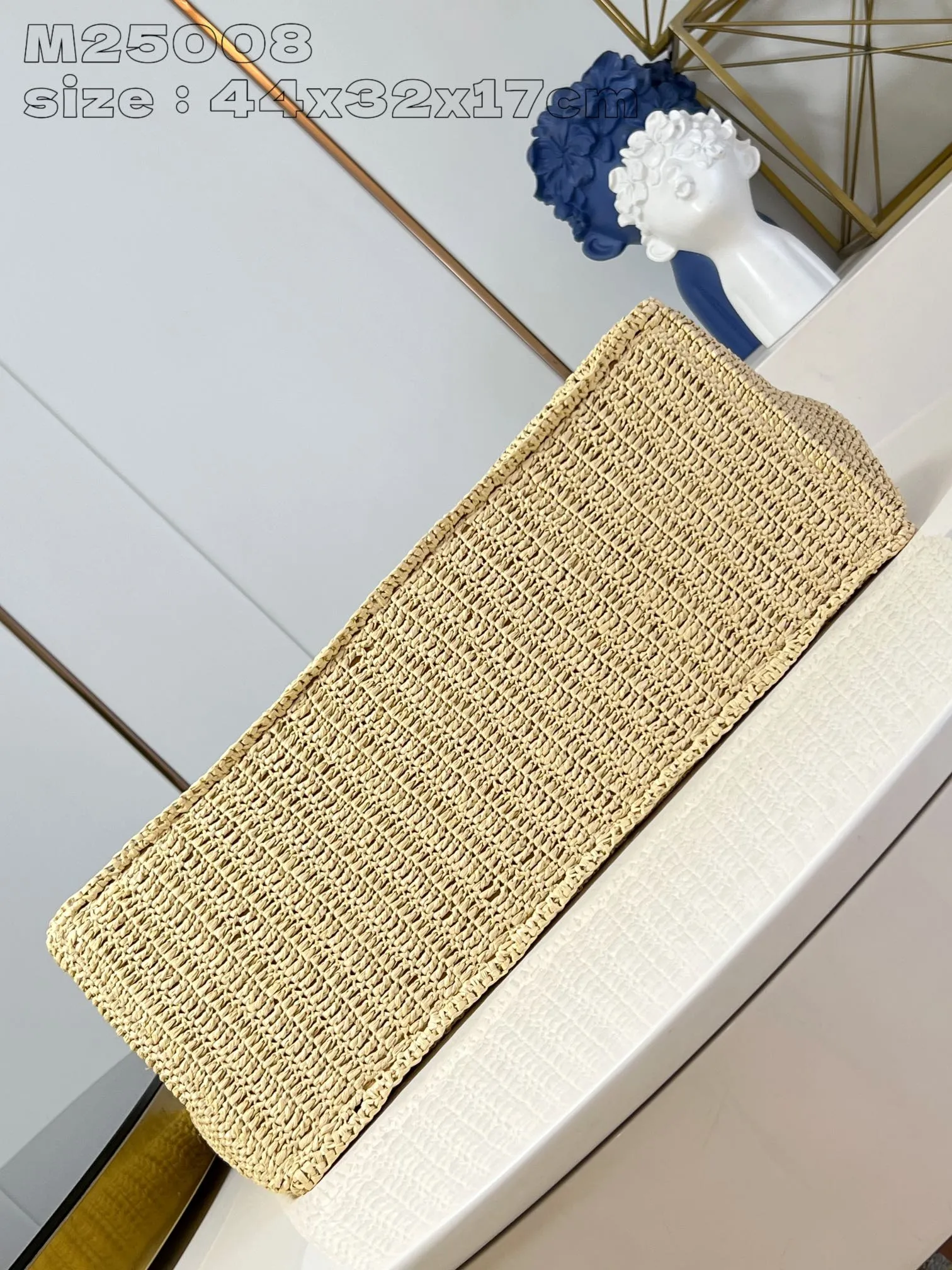 💰1640 Top-quality original item [Exclusive real shot M25008] This Shopper handbag is made of raffia woven into Damier plaid and requires dozens of hours to complete. A leather base and removable interior pocket complete the functional details, while the raffia Louis Vuitton signature adds a branding touch. 44 x 32 x 17 cm (length x height x width)