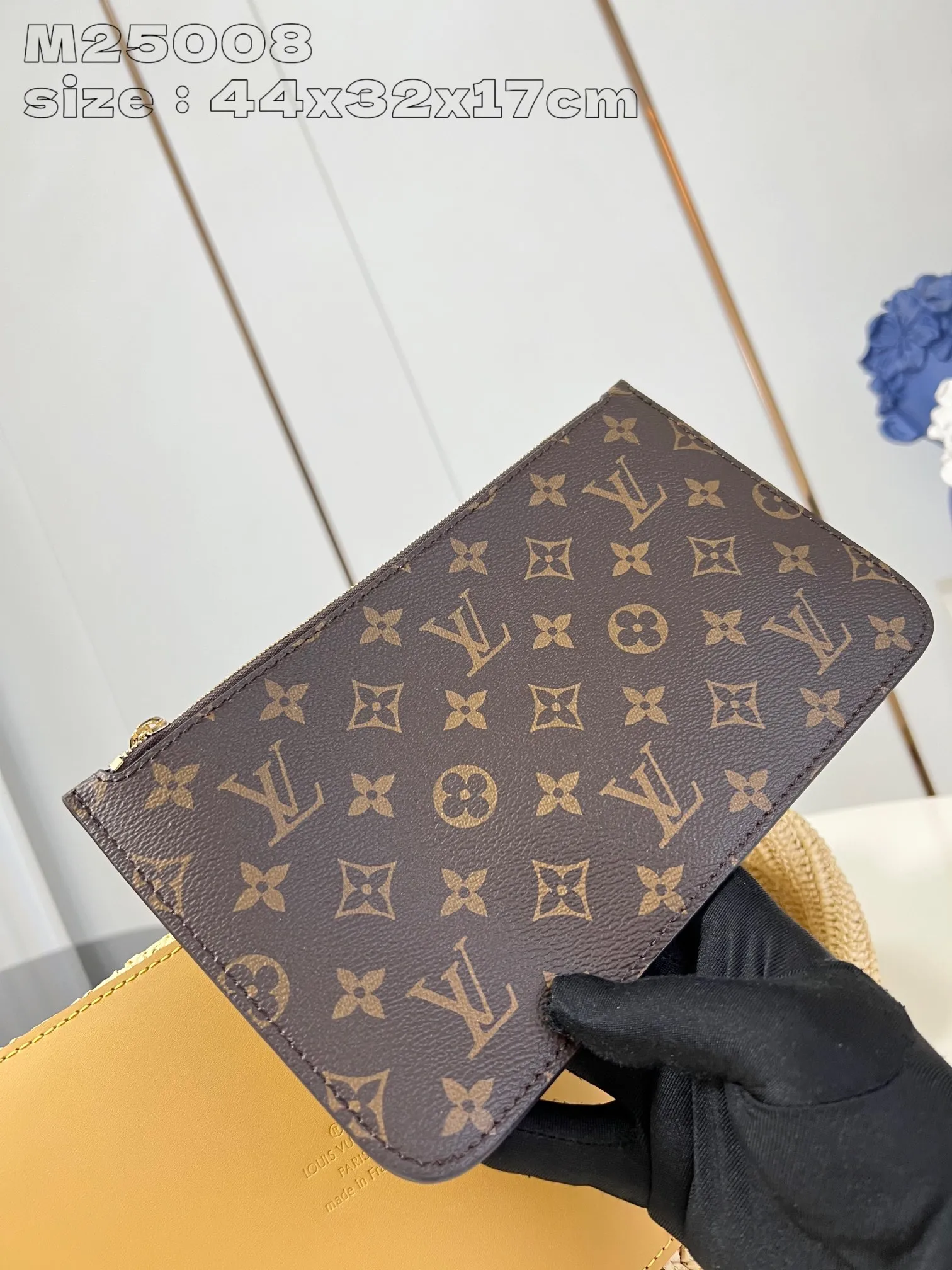 💰1640 Top-quality original item [Exclusive real shot M25008] This Shopper handbag is made of raffia woven into Damier plaid and requires dozens of hours to complete. A leather base and removable interior pocket complete the functional details, while the raffia Louis Vuitton signature adds a branding touch. 44 x 32 x 17 cm (length x height x width)