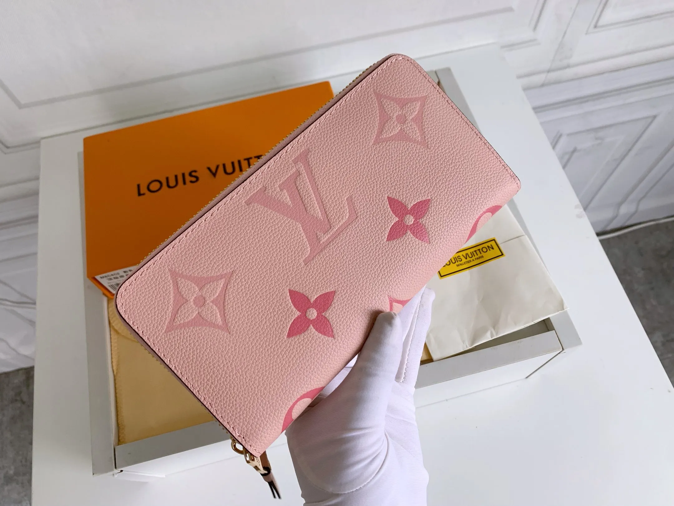 💰150 Top Original 💎 By The Pool Series Zipper Wallet Made of Monogram Empreinte leather, it reinterprets Louis Vuitton's classic zipper wallet and is embellished with a low-key gradient Monogram embossed pattern. The 2021 summer collection includes accessories, leather goods and fashion. This special edition wallet is loved for its stylish, practical and all-in-one design. Model: M80402 Size: 19.5*10.5*2.5cm