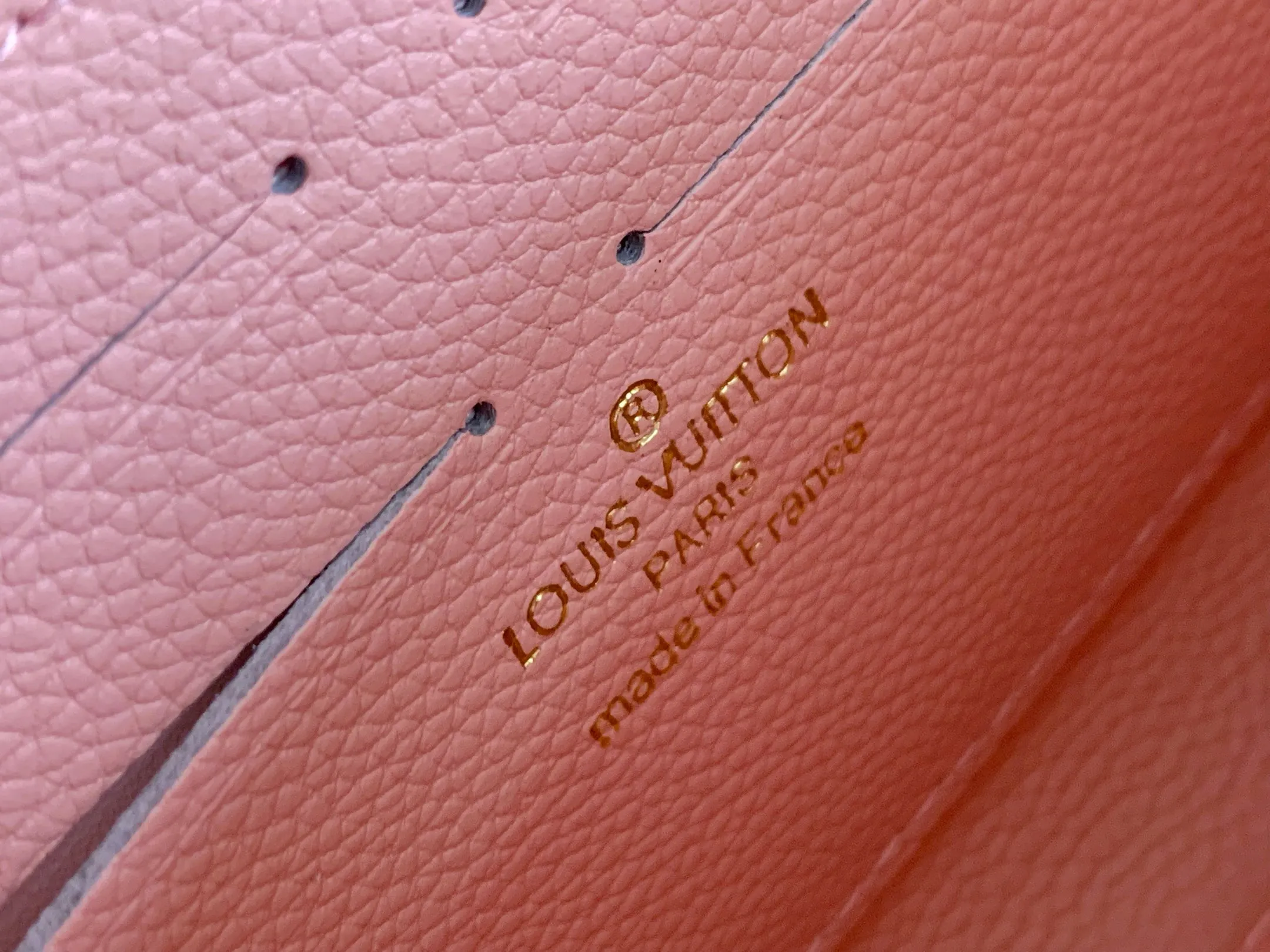 💰150 Top Original 💎 By The Pool Series Zipper Wallet Made of Monogram Empreinte leather, it reinterprets Louis Vuitton's classic zipper wallet and is embellished with a low-key gradient Monogram embossed pattern. The 2021 summer collection includes accessories, leather goods and fashion. This special edition wallet is loved for its stylish, practical and all-in-one design. Model: M80402 Size: 19.5*10.5*2.5cm