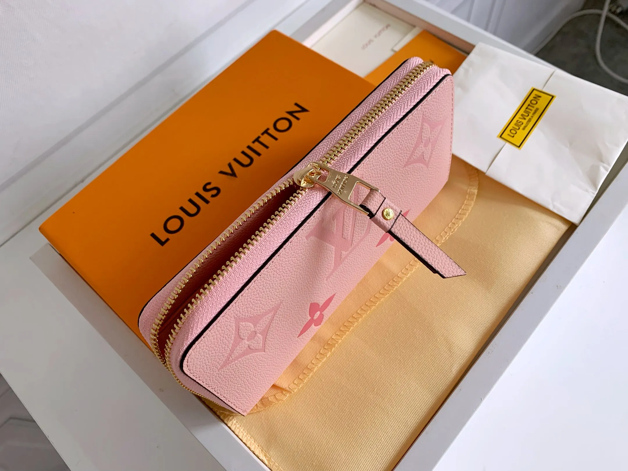 💰150 Top Original 💎 By The Pool Series Zipper Wallet Made of Monogram Empreinte leather, it reinterprets Louis Vuitton's classic zipper wallet and is embellished with a low-key gradient Monogram embossed pattern. The 2021 summer collection includes accessories, leather goods and fashion. This special edition wallet is loved for its stylish, practical and all-in-one design. Model: M80402 Size: 19.5*10.5*2.5cm