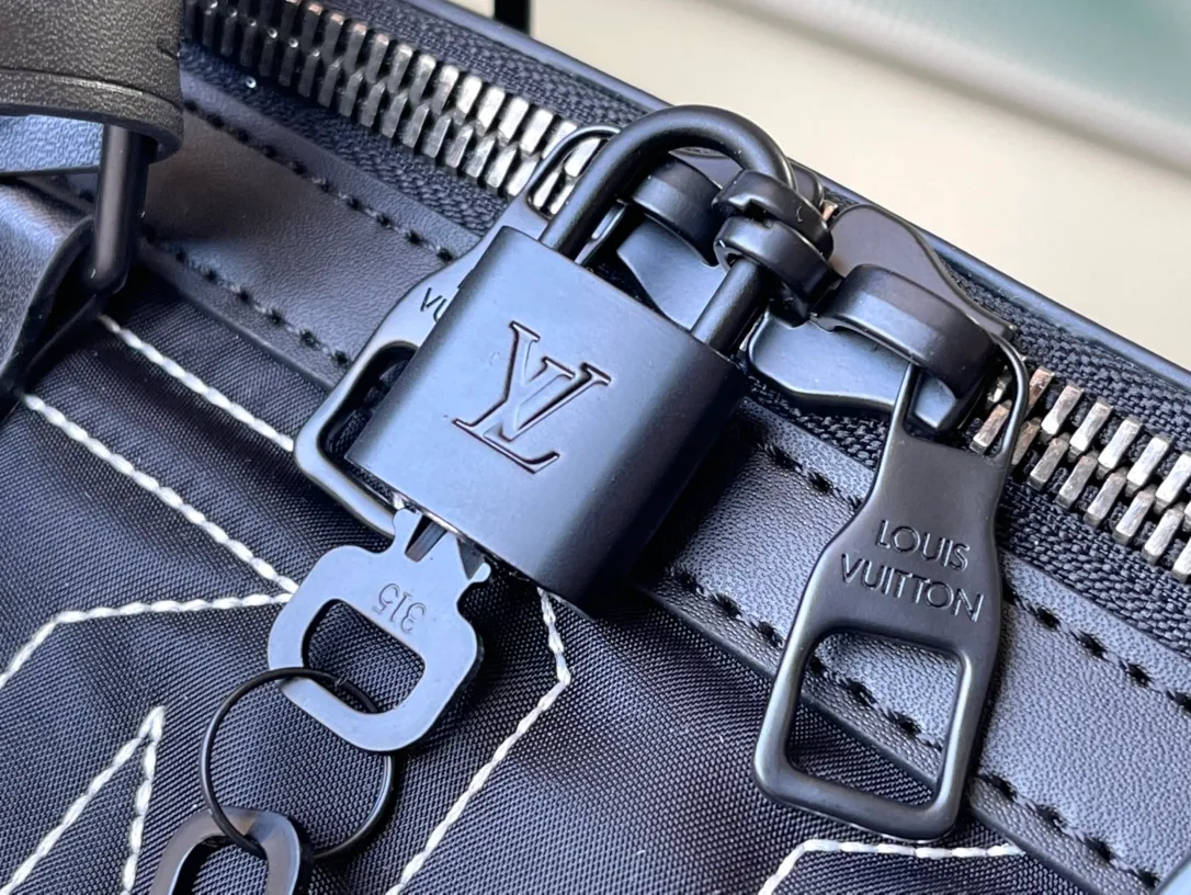 💰1620 (top layer leather) top original single M21428 The 2022 winter Ruixue capsule series features a reinterpretation of the classic Keepall travel bag, which is made of recycled nylon embroidered with the Vuitton logo and embellished with Monogram flowers, echoing the design of the season's outerwear. The double handles and adjustable shoulder strap make it easy to carry around and enjoy your ski vacation comfortably. Dimensions: 45 × 27 × 20 cm