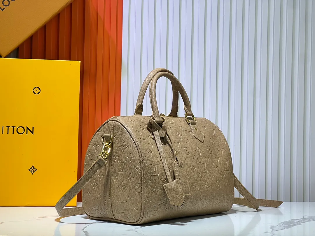 Batch 300💰Upgraded from the original M47186 M11323 M40391 This Speedy Soft 30 handbag renews the classic design of the Speedy handbag, using Monogram Empreinte leather and suede cowhide lining to create a light and soft structure. Whether carried by hand, cross-body or shoulder, you can create a trendy look. Dimensions: 30x21x17 cm
