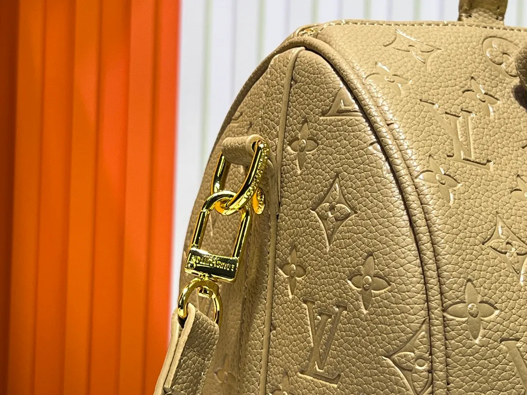 Batch 300💰Upgraded from the original M47186 M11323 M40391 This Speedy Soft 30 handbag renews the classic design of the Speedy handbag, using Monogram Empreinte leather and suede cowhide lining to create a light and soft structure. Whether carried by hand, cross-body or shoulder, you can create a trendy look. Dimensions: 30x21x17 cm
