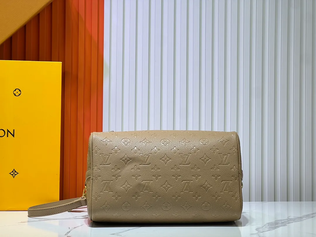 Batch 300💰Upgraded from the original M47186 M11323 M40391 This Speedy Soft 30 handbag renews the classic design of the Speedy handbag, using Monogram Empreinte leather and suede cowhide lining to create a light and soft structure. Whether carried by hand, cross-body or shoulder, you can create a trendy look. Dimensions: 30x21x17 cm