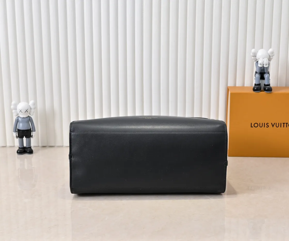 Batch 💰Small 380 💰Large 200 Furry M12005 M12556 M12337 This large City Steamer handbag draws inspiration from the design of luggage built for cruise ships in 1901, making its eye-catching appearance at the 2024 autumn and winter ready-to-wear show. Grained Millesime leather and shearling leather trims add seasonal flair, an embossed padlock and hot-stamped LV Circle logo add a modern twist, and a removable Monogram storage bag makes it easy to store valuables. Size: large size 35x42x21cm, small size 30x36x17