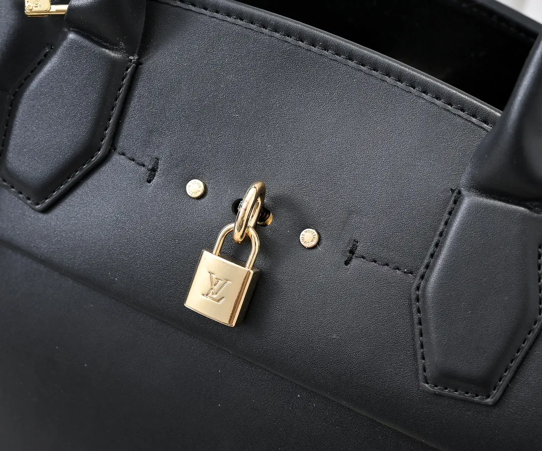 Batch 💰Small 380 💰Large 200 Furry M12005 M12556 M12337 This large City Steamer handbag draws inspiration from the design of luggage built for cruise ships in 1901, making its eye-catching appearance at the 2024 autumn and winter ready-to-wear show. Grained Millesime leather and shearling leather trims add seasonal flair, an embossed padlock and hot-stamped LV Circle logo add a modern twist, and a removable Monogram storage bag makes it easy to store valuables. Size: large size 35x42x21cm, small size 30x36x17