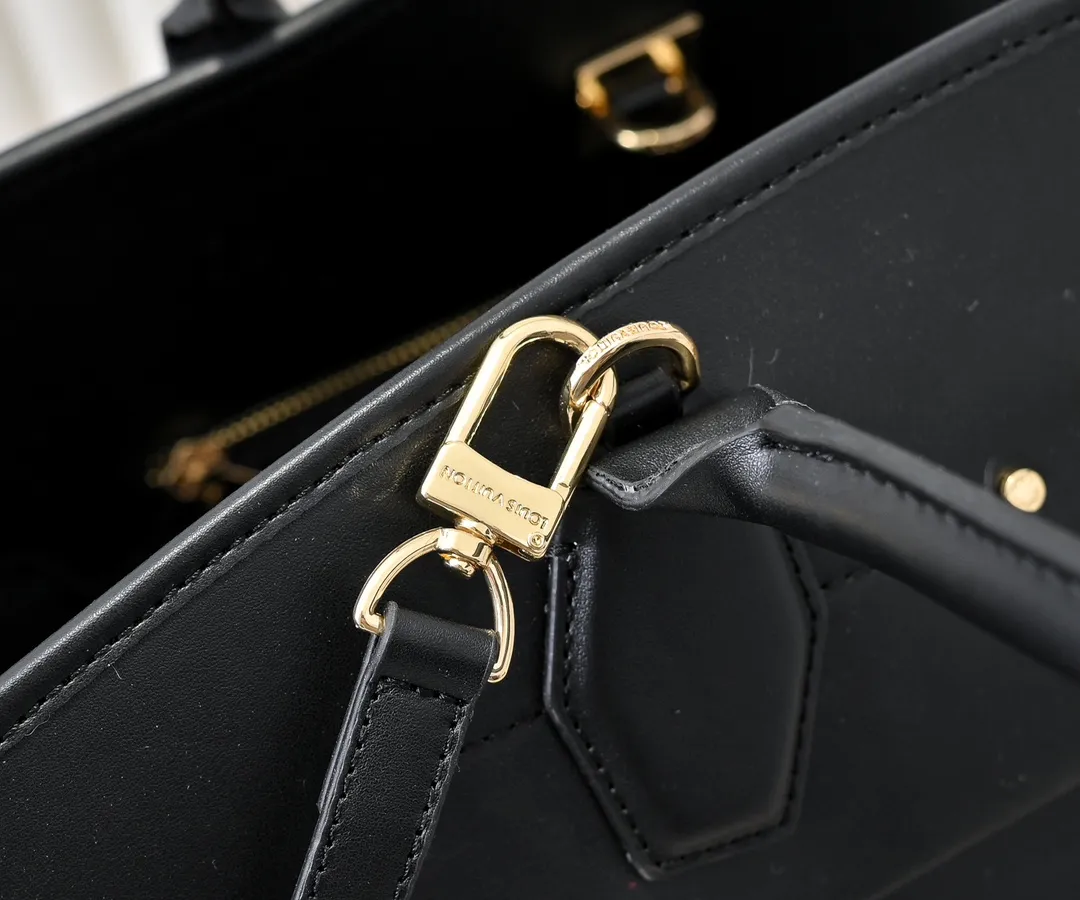 Batch 💰Small 380 💰Large 200 Furry M12005 M12556 M12337 This large City Steamer handbag draws inspiration from the design of luggage built for cruise ships in 1901, making its eye-catching appearance at the 2024 autumn and winter ready-to-wear show. Grained Millesime leather and shearling leather trims add seasonal flair, an embossed padlock and hot-stamped LV Circle logo add a modern twist, and a removable Monogram storage bag makes it easy to store valuables. Size: large size 35x42x21cm, small size 30x36x17