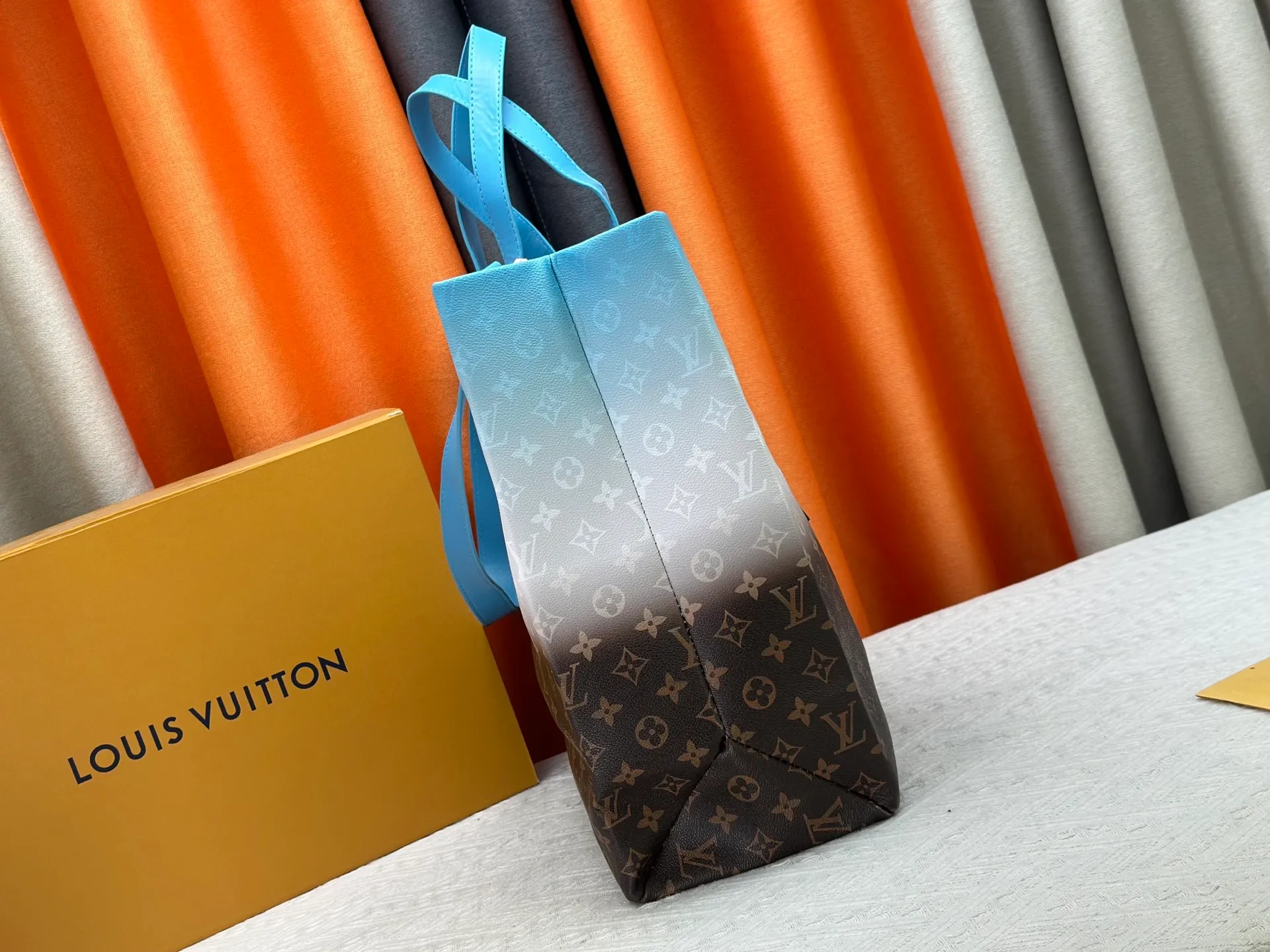 P300 M24457 Gradient Blue Presbyopia Plaid Purple. Grass green pink black orange blue green gray presbyopia plaid black crocodile pattern orange crocodile pattern This medium Shopper bag is inspired by the Louis Vuitton shopping bag, with the words Louis Vuitton and Maison Fondée En 1854 written in soft calfskin, with top handles and a detachable shoulder strap. Dimensions: 42x34x16cm