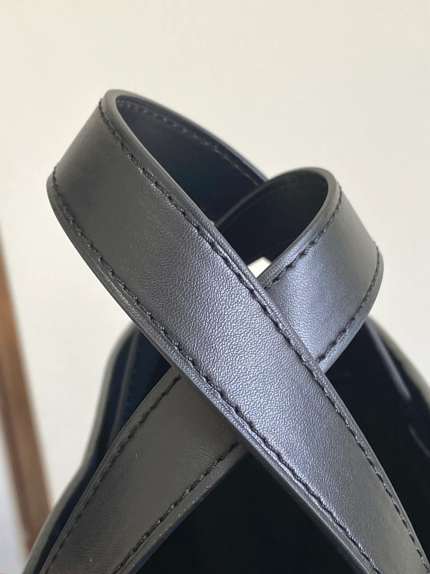 💰1100 (top layer leather) top original single 163 chip M13979 black M13982 green top original single This Shopper medium handbag draws inspiration from Louis Vuitton shopping bags, with the words Louis Vuitton and Maison Fondée En 1854 written on soft cow leather, with a top handle and a detachable shoulder strap. 40.0 x 32.0 x 16.0 cm (L x H x W) • Cow leather • Cow leather trim • Textile lining • Metal hardware • Musketon closure • Main compartment • Zip pocket • Double patch pockets • Handles: Double handle