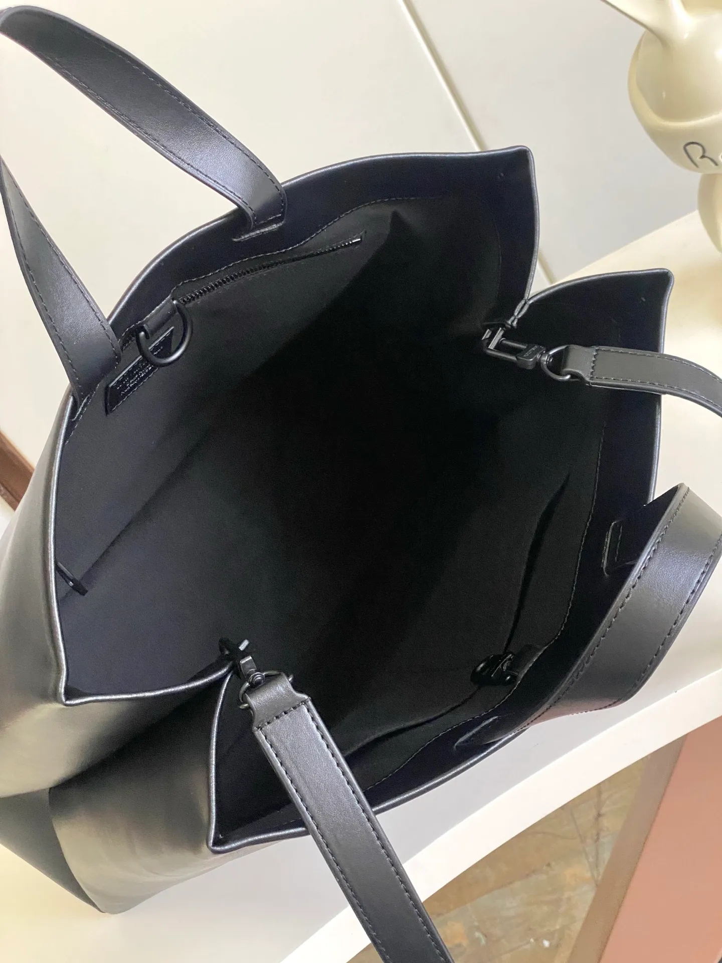 💰1100 (top layer leather) top original single 163 chip M13979 black M13982 green top original single This Shopper medium handbag draws inspiration from Louis Vuitton shopping bags, with the words Louis Vuitton and Maison Fondée En 1854 written on soft cow leather, with a top handle and a detachable shoulder strap. 40.0 x 32.0 x 16.0 cm (L x H x W) • Cow leather • Cow leather trim • Textile lining • Metal hardware • Musketon closure • Main compartment • Zip pocket • Double patch pockets • Handles: Double handle