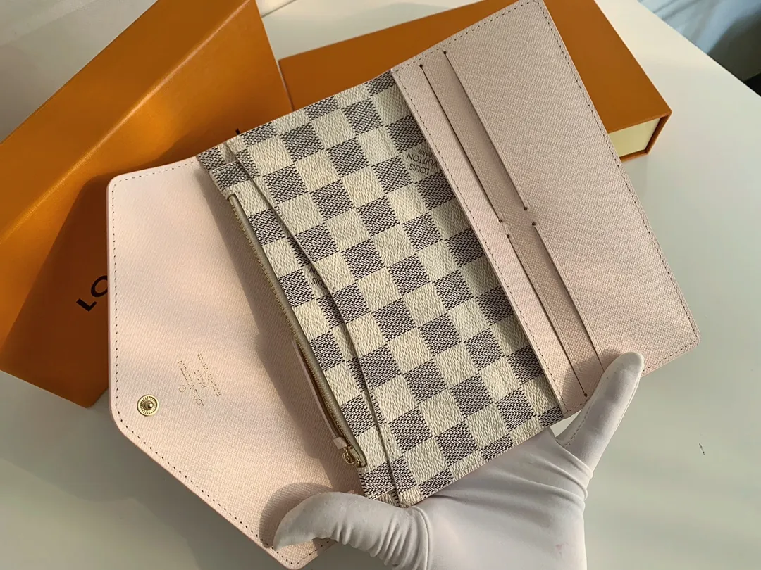 💰100 💎The Josephine Wallet is inspired by Louis Vuitton's first wallet. It is made of soft Monogram canvas and lined with brightly colored lining, giving the brand's classic design a unique and stylish beauty. The long, flat shape makes it easy to slip into any pocket or handbag. Model: M60708 Size: 19/10.