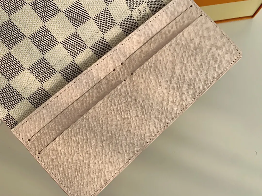 💰100 💎The Josephine Wallet is inspired by Louis Vuitton's first wallet. It is made of soft Monogram canvas and lined with brightly colored lining, giving the brand's classic design a unique and stylish beauty. The long, flat shape makes it easy to slip into any pocket or handbag. Model: M60708 Size: 19/10.