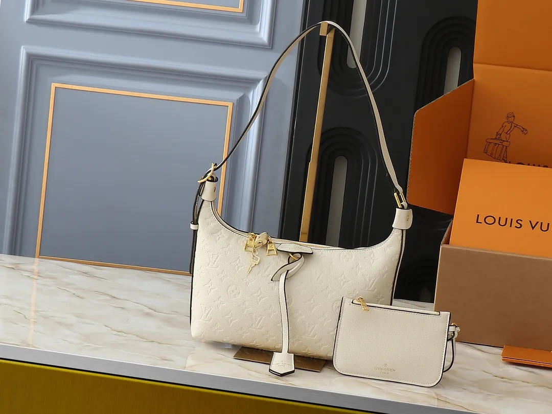 💰260💰Upgraded original M46610 M46609 M46674 This Sac Sport handbag is made of soft Monogram Empreinte embossed leather to create a curved outline, paying tribute to the brand's archive design with retro structure and exquisite details. Plenty of space makes it easy to carry your daily needs, and the adjustable handle allows for a variety of carrying methods. Dimensions: 27.0 x 22.0 x 10.5 cm (length x height x width)