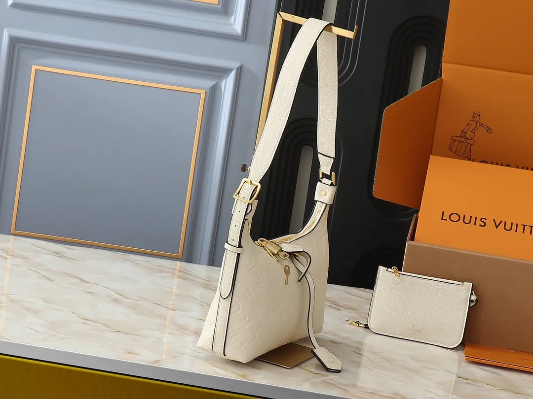 💰260💰Upgraded original M46610 M46609 M46674 This Sac Sport handbag is made of soft Monogram Empreinte embossed leather to create a curved outline, paying tribute to the brand's archive design with retro structure and exquisite details. Plenty of space makes it easy to carry your daily needs, and the adjustable handle allows for a variety of carrying methods. Dimensions: 27.0 x 22.0 x 10.5 cm (length x height x width)