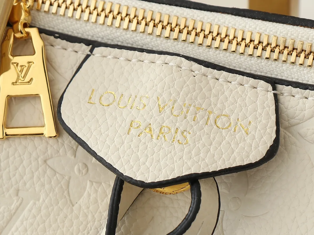 💰260💰Upgraded original M46610 M46609 M46674 This Sac Sport handbag is made of soft Monogram Empreinte embossed leather to create a curved outline, paying tribute to the brand's archive design with retro structure and exquisite details. Plenty of space makes it easy to carry your daily needs, and the adjustable handle allows for a variety of carrying methods. Dimensions: 27.0 x 22.0 x 10.5 cm (length x height x width)