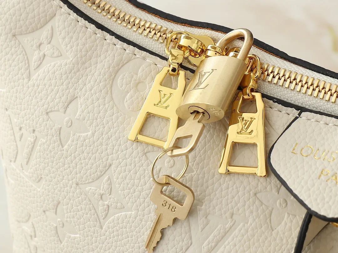 💰260💰Upgraded original M46610 M46609 M46674 This Sac Sport handbag is made of soft Monogram Empreinte embossed leather to create a curved outline, paying tribute to the brand's archive design with retro structure and exquisite details. Plenty of space makes it easy to carry your daily needs, and the adjustable handle allows for a variety of carrying methods. Dimensions: 27.0 x 22.0 x 10.5 cm (length x height x width)