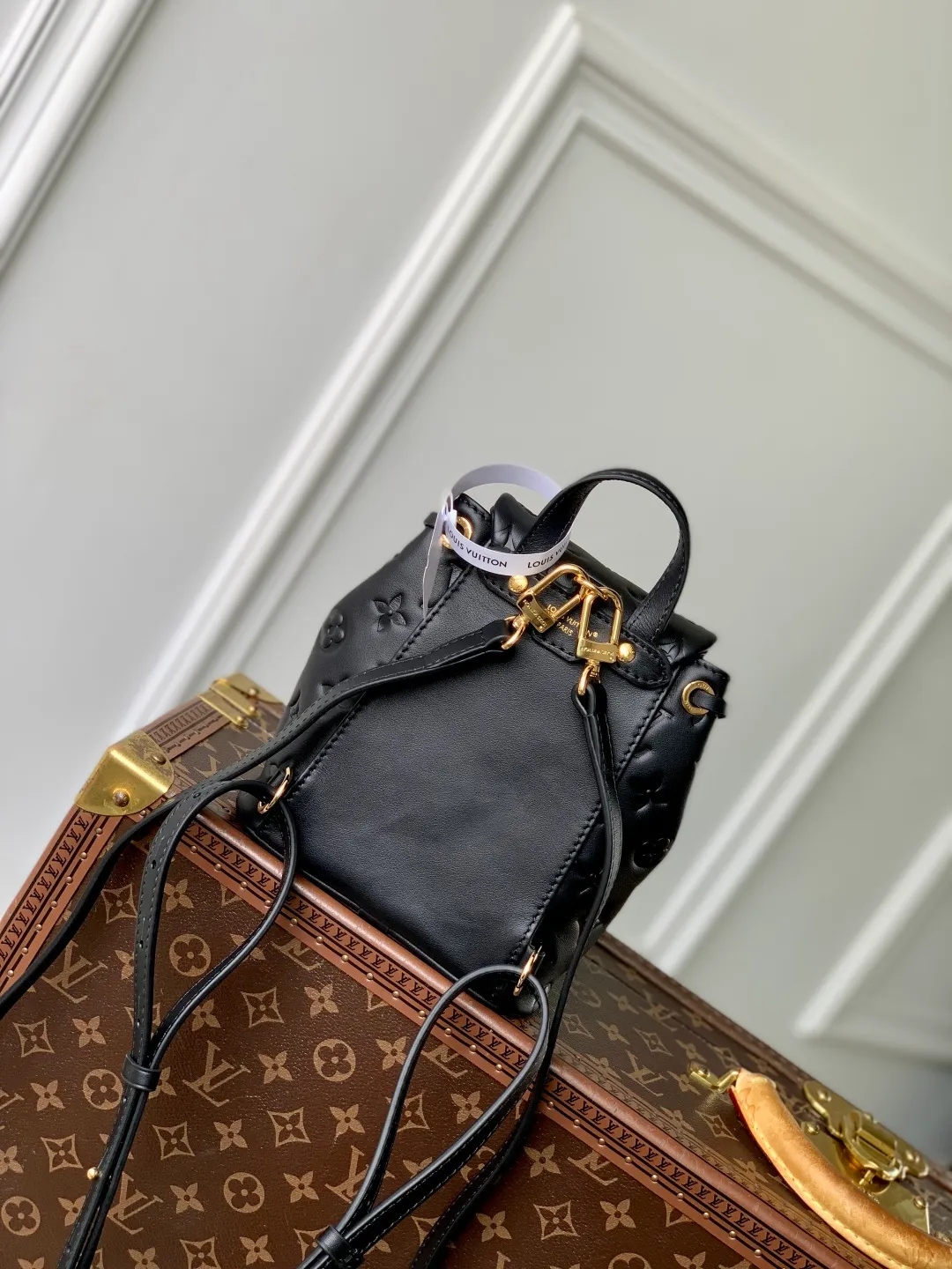 💰1100 (top-grain leather) top-quality original M13387 Coussin Backpack mini handbag made of Monogram leather with a lightweight structure and a detachable Coussin chain. The sleek metal LV padlock ensures your everyday needs are secure and can be worn on the shoulder, on the shoulder or in the hand. 20 x 7.5 x 15 cm (height x width x length)