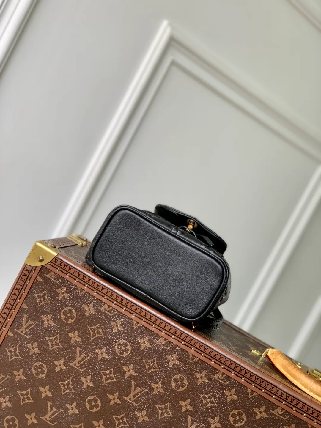💰1100 (top-grain leather) top-quality original M13387 Coussin Backpack mini handbag made of Monogram leather with a lightweight structure and a detachable Coussin chain. The sleek metal LV padlock ensures your everyday needs are secure and can be worn on the shoulder, on the shoulder or in the hand. 20 x 7.5 x 15 cm (height x width x length)