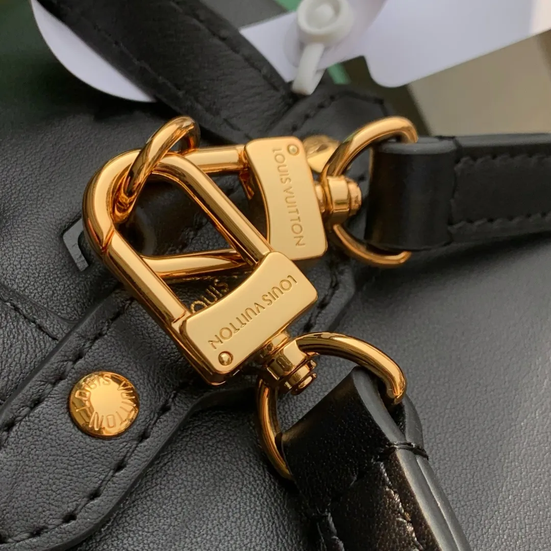 💰1100 (top-grain leather) top-quality original M13387 Coussin Backpack mini handbag made of Monogram leather with a lightweight structure and a detachable Coussin chain. The sleek metal LV padlock ensures your everyday needs are secure and can be worn on the shoulder, on the shoulder or in the hand. 20 x 7.5 x 15 cm (height x width x length)