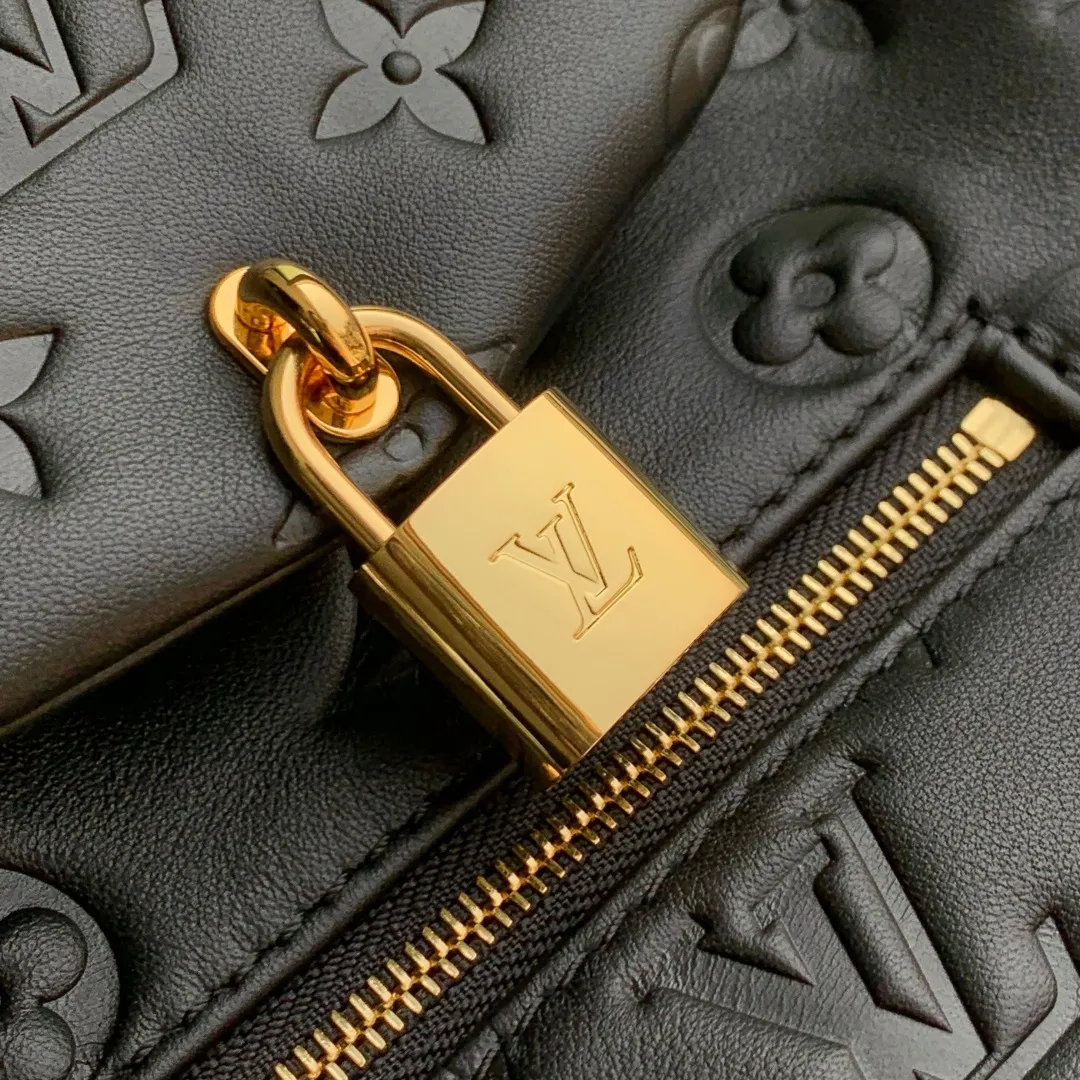 💰1100 (top-grain leather) top-quality original M13387 Coussin Backpack mini handbag made of Monogram leather with a lightweight structure and a detachable Coussin chain. The sleek metal LV padlock ensures your everyday needs are secure and can be worn on the shoulder, on the shoulder or in the hand. 20 x 7.5 x 15 cm (height x width x length)