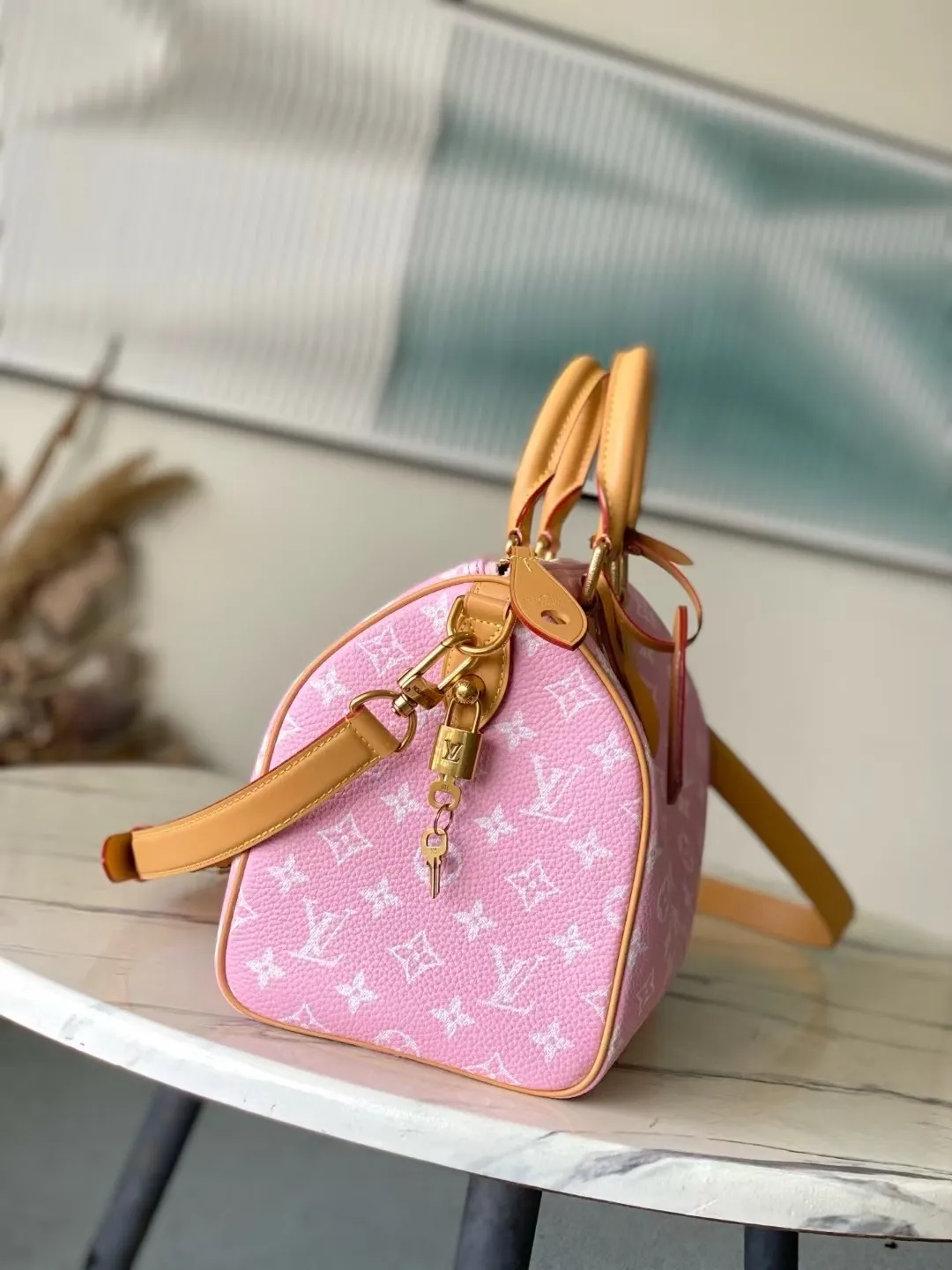 💰1800 (top layer leather) top original order M24435 pink This Speedy Bandoulière 30 Monogram Leather handbag is made of soft cow leather, with the Monogram pattern to reproduce the elegant look and feel of the canvas print. Dazzling metal hardware, sheepskin lining and nameplate all reflect Creative Director Pharrell Williams' relentless attention to detail. 30 x 17 x 21 cm (length x height x width)