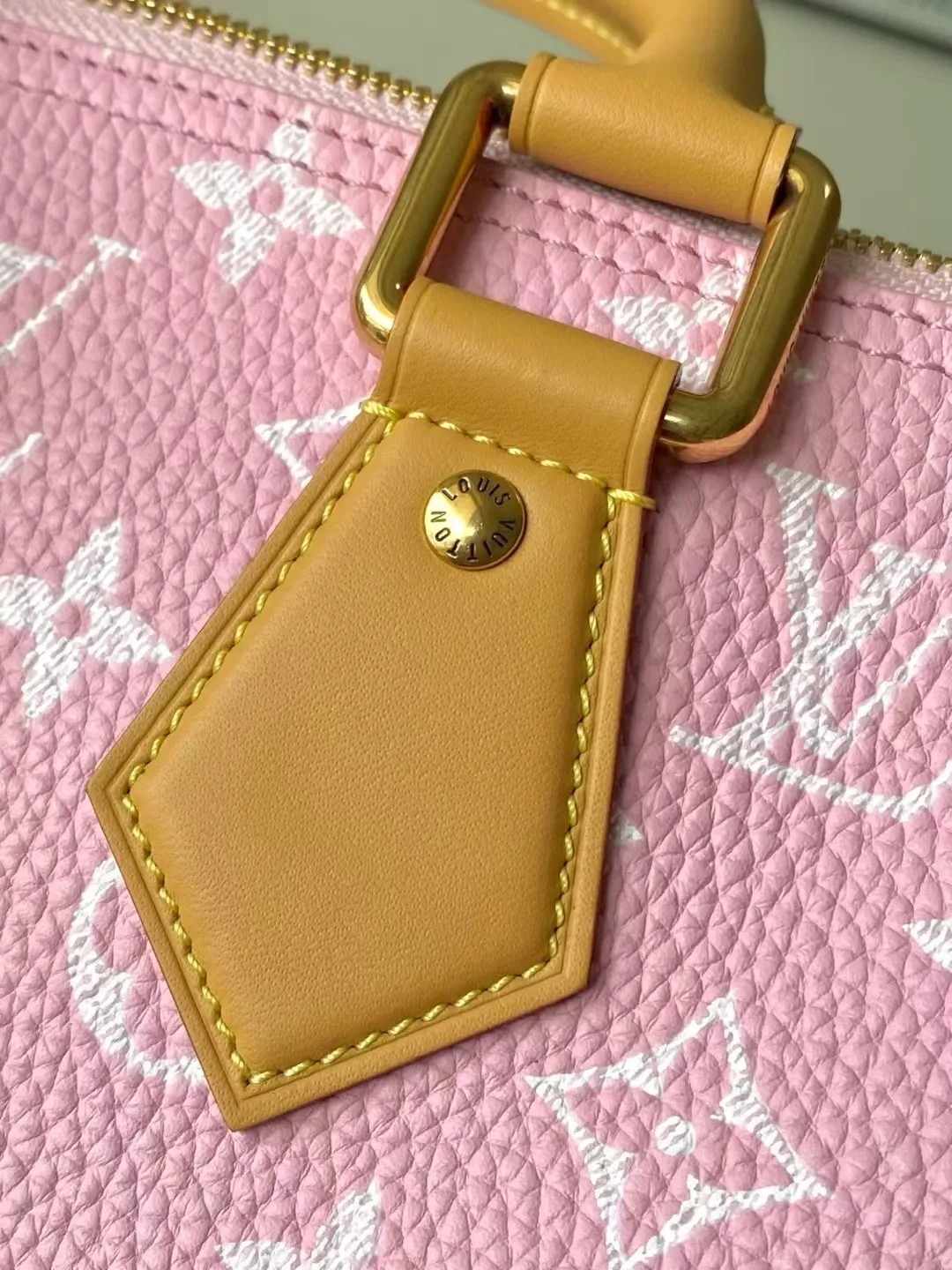 💰1800 (top layer leather) top original order M24435 pink This Speedy Bandoulière 30 Monogram Leather handbag is made of soft cow leather, with the Monogram pattern to reproduce the elegant look and feel of the canvas print. Dazzling metal hardware, sheepskin lining and nameplate all reflect Creative Director Pharrell Williams' relentless attention to detail. 30 x 17 x 21 cm (length x height x width)