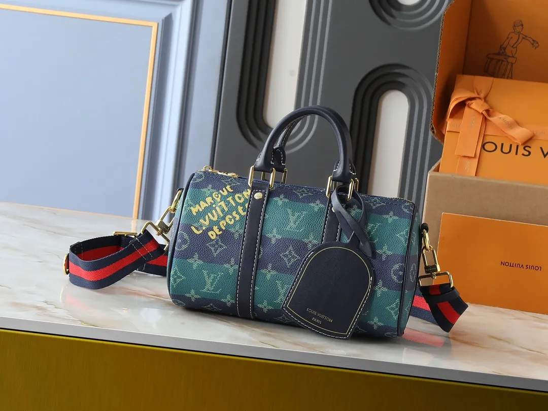 💰240💰Upgraded from the original M25855 M46271 N00148 M14026 M14919 M15076 M15428 M14078 M20900 This Keepall Bandoulière 25 handbag has the modern style of Monogram Eclipse canvas, with side straps, handles and name tags made of distressed metal parts and bright leather. The compact design is suitable for urban travel, and the rolled handles and removable and adjustable fabric shoulder strap allow for a variety of carrying options. Dimensions: 25.0 x 15.0 x 11.0 cm (length x height x width)