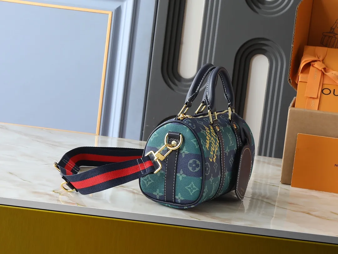💰240💰Upgraded from the original M25855 M46271 N00148 M14026 M14919 M15076 M15428 M14078 M20900 This Keepall Bandoulière 25 handbag has the modern style of Monogram Eclipse canvas, with side straps, handles and name tags made of distressed metal parts and bright leather. The compact design is suitable for urban travel, and the rolled handles and removable and adjustable fabric shoulder strap allow for a variety of carrying options. Dimensions: 25.0 x 15.0 x 11.0 cm (length x height x width)