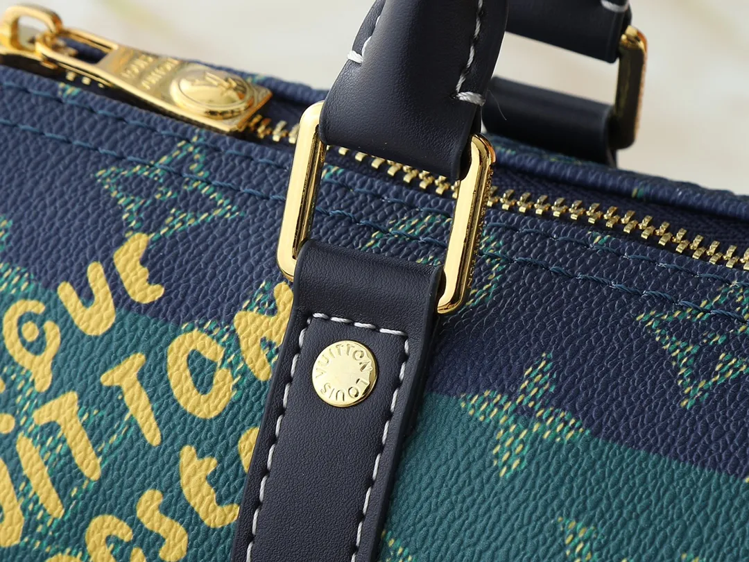 💰240💰Upgraded from the original M25855 M46271 N00148 M14026 M14919 M15076 M15428 M14078 M20900 This Keepall Bandoulière 25 handbag has the modern style of Monogram Eclipse canvas, with side straps, handles and name tags made of distressed metal parts and bright leather. The compact design is suitable for urban travel, and the rolled handles and removable and adjustable fabric shoulder strap allow for a variety of carrying options. Dimensions: 25.0 x 15.0 x 11.0 cm (length x height x width)