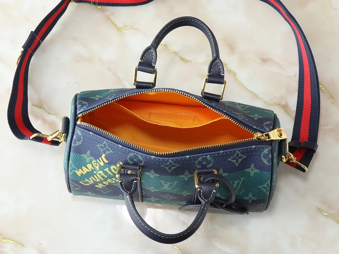 💰240💰Upgraded from the original M25855 M46271 N00148 M14026 M14919 M15076 M15428 M14078 M20900 This Keepall Bandoulière 25 handbag has the modern style of Monogram Eclipse canvas, with side straps, handles and name tags made of distressed metal parts and bright leather. The compact design is suitable for urban travel, and the rolled handles and removable and adjustable fabric shoulder strap allow for a variety of carrying options. Dimensions: 25.0 x 15.0 x 11.0 cm (length x height x width)