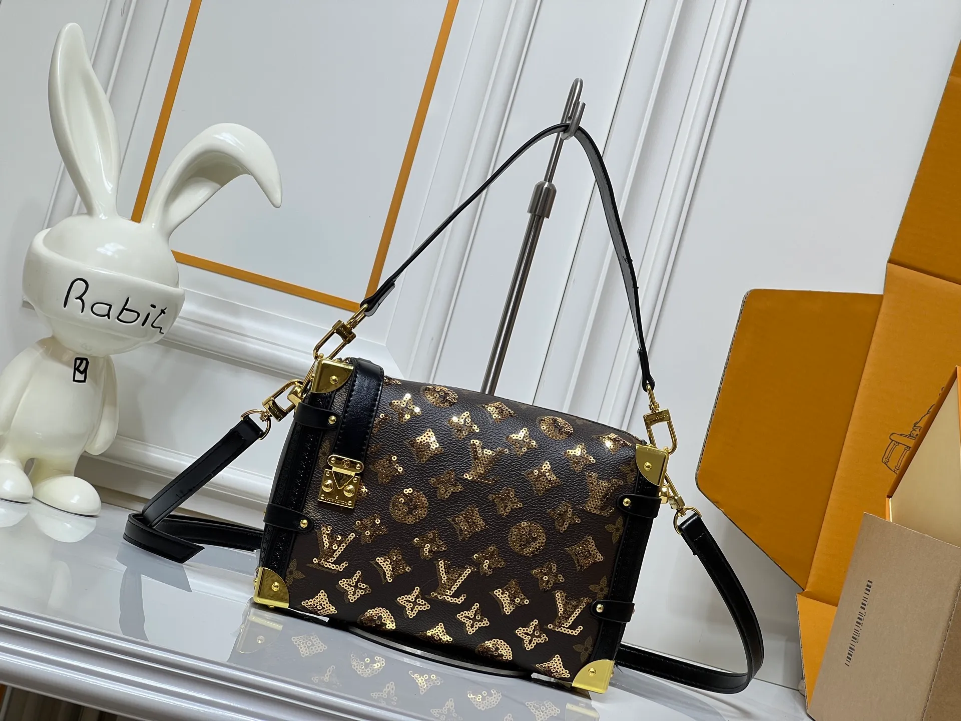 Batch 400💰92636 Gold sequins, sneak peek of the actual LV September series!! The cat series was very popular N years ago. This year, LV collaborated with Grace again, and a small part of the actual items were revealed ~ LV collaborated with stylist Grace Coddington on "Cats That Can't Wake Up". Don't miss it if you are a cat lover. Style No. 15154 #S-lock. The lock and detachable chain sparkle with gold. The appropriate size makes it easy to store daily items such as lipstick. Dimensions: 23.5×16x 8.5cm (lengthxheightxwidth)