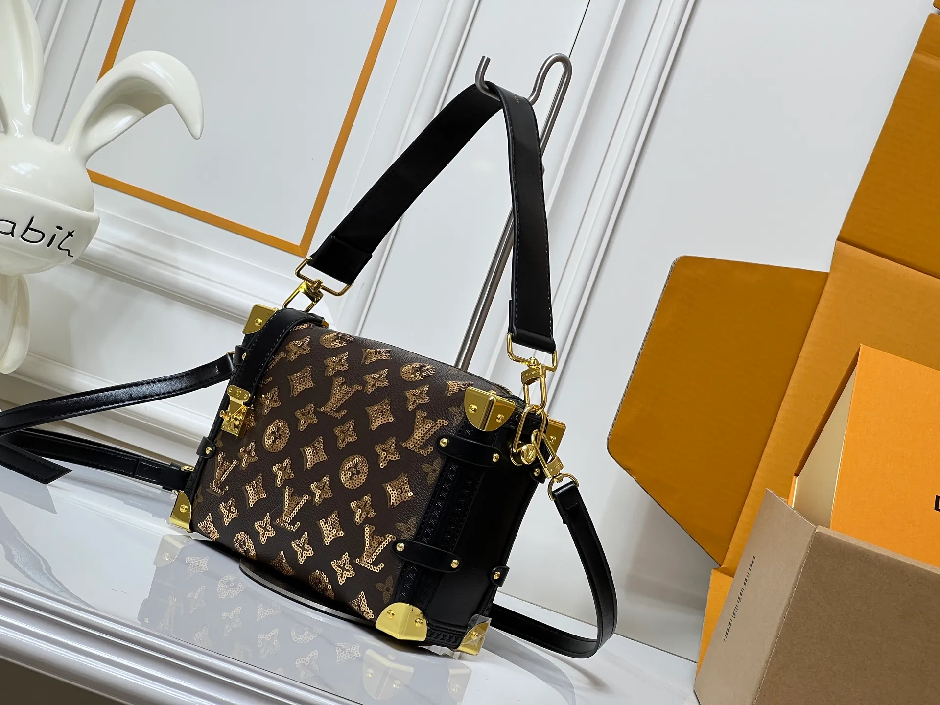 Batch 400💰92636 Gold sequins, sneak peek of the actual LV September series!! The cat series was very popular N years ago. This year, LV collaborated with Grace again, and a small part of the actual items were revealed ~ LV collaborated with stylist Grace Coddington on "Cats That Can't Wake Up". Don't miss it if you are a cat lover. Style No. 15154 #S-lock. The lock and detachable chain sparkle with gold. The appropriate size makes it easy to store daily items such as lipstick. Dimensions: 23.5×16x 8.5cm (lengthxheightxwidth)